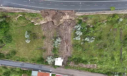 Kayseri'de istinat duvarı çöktü, bir ev zarar gördü