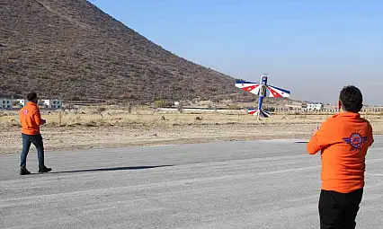 Kendi ürettikleri model uçakla hedef 100 kilometre uçmak