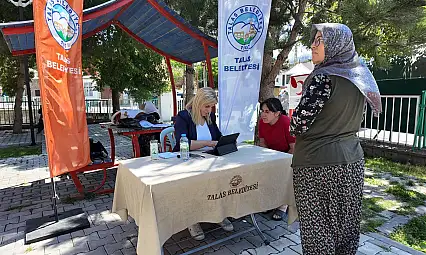 Kütüphane geziyor, çocuklar hem okuyor hem eğleniyor
