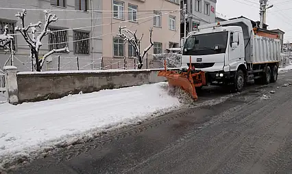 Melikgazi'de karla mücadele çalışmaları kesintisiz devam ediyor