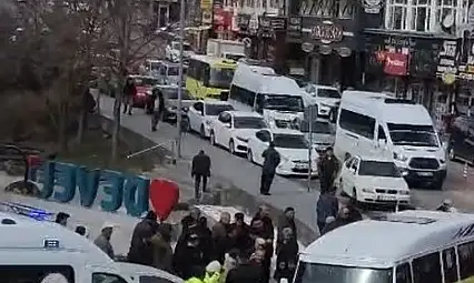 Minibüsten düşen yaşlı adam hayatını kaybetti