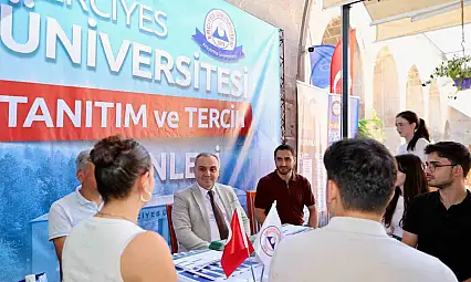 Rektör Prof. Dr. Fatih Altun, tercih danışmanlığı standında öğrenciler ile buluştu
