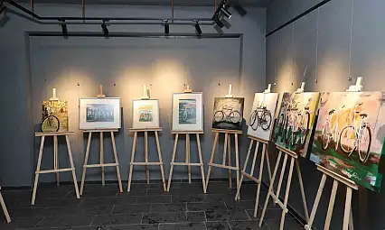 Su galerisinde sanat ve bisiklet buluşması