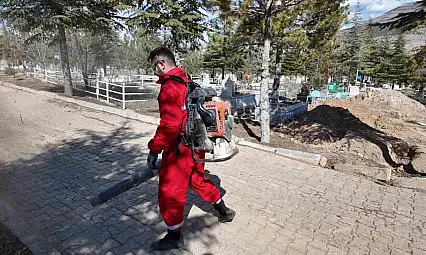 Yahyalı Belediyesi'nden bayram öncesi mezarlıklarda temizlik çalışması