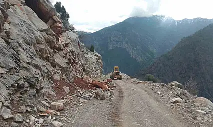 Yahyalı'da sel ve heyelan sonucu kapanan yollar açıldı