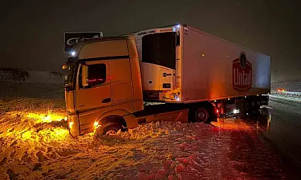 Yol buzlandı, tırlar makasladı