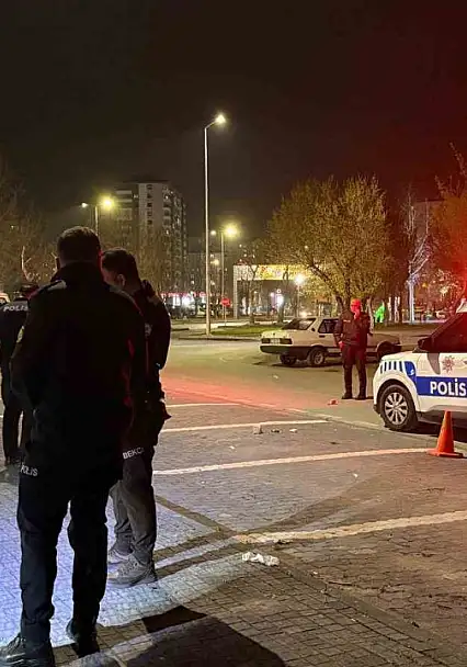 'Laf atma' meselesinde kan aktı: 4 yaralı
