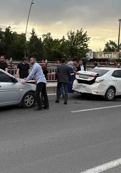 Alt geçit girişinde 4 otomobil çarpıştı: 2 yaralı