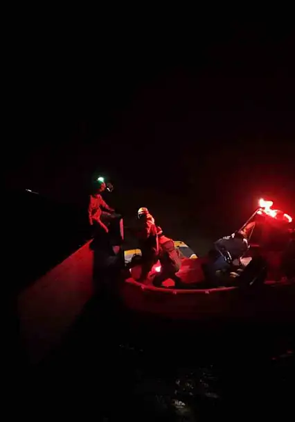 Botla açıldıkları gölde mahsur kaldılar: 2 saatlik çalışmayla kurtarıldılar