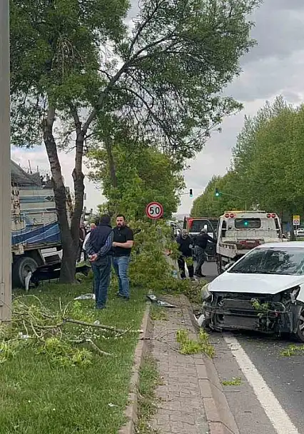 Kamyon ile otomobil çarpıştı: 1 yaralı