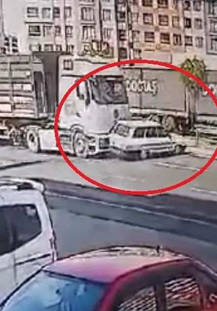 Kayseri'de tırla çarpışan otomobilin takla attığı kaza kamerada