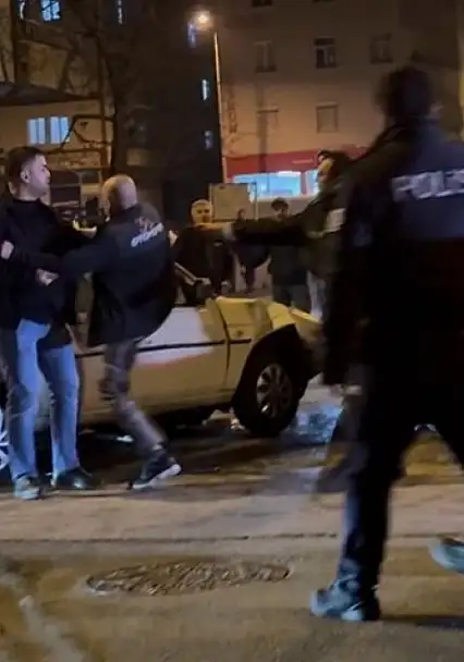 Kazada savrulan otomobil kaldırımdaki yayalara çarptı: 4 yaralı