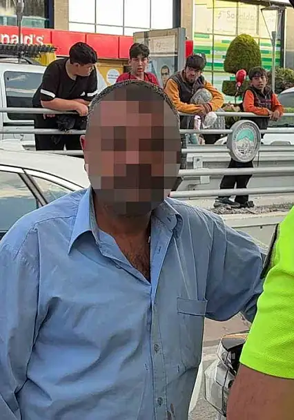 Otomobilin çarptığı refüjden kopan taşlar tramvaydan içeri girdi: 4 yolcu yaralı