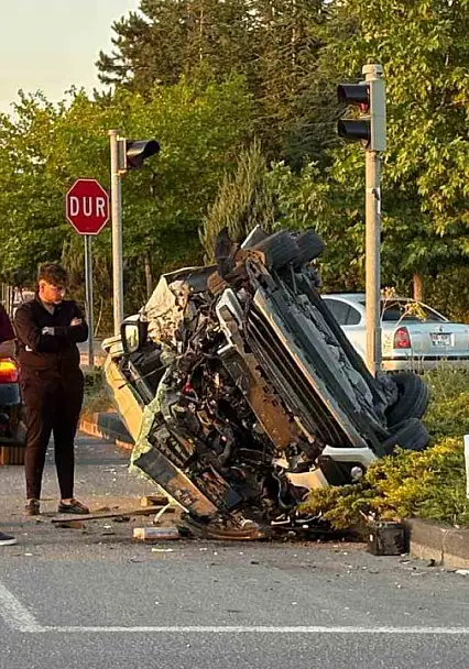 Otomobille çarpışan hafif ticari araç hurdaya döndü: 4 yaralı