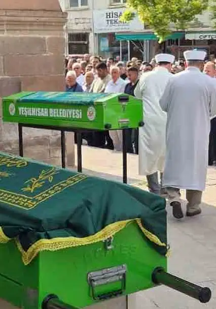 Teknenin alabora olması sonucu hayatını kaybeden 3 kişi yan yana son yolcuğuna uğurlandı