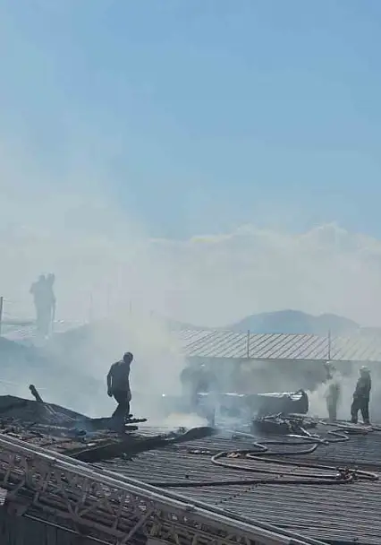 Tekstil fabrikasının depo kısmında çıkan yangın 2 saatte tamamen söndürüldü