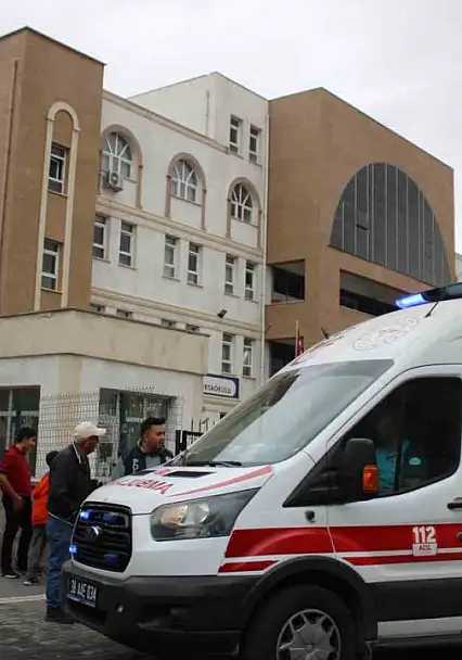 Yangın ziline basınca okulda izdiham çıktı: 15 öğrenci yaralı