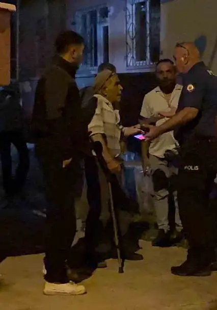 Yürümekte zorluk çeken babasının tekerlekli sandalyesini ateşe verdi