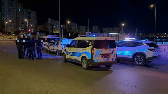 'Dur' ihtarına uymayan otomobil sürücüsü polis otosuna çarptı: 2 polis memuru yaralı