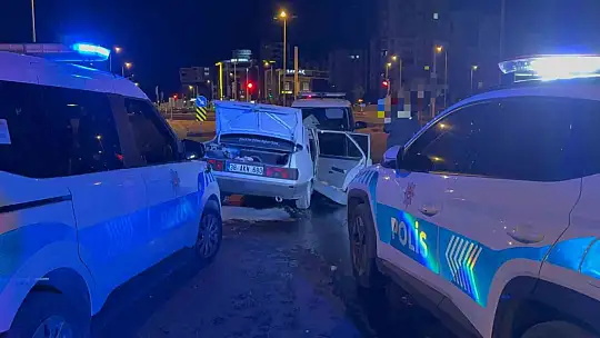 'Dur' ihtarına uymayan otomobil sürücüsü polis otosuna çarptı: 2 polis memuru yaralı
