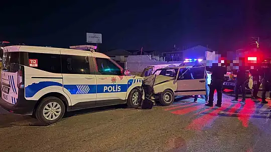 'Dur' ihtarına uymayan otomobil sürücüsü polis otosuna çarptı: 2 polis memuru yaralı