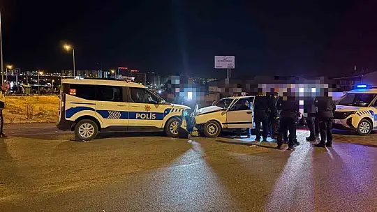'Dur' ihtarına uymayan otomobil sürücüsü polis otosuna çarptı: 2 polis memuru yaralı