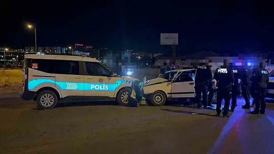 'Dur' ihtarına uymayan otomobil sürücüsü polis otosuna çarptı: 2 polis memuru yaralı