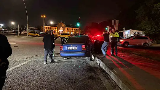 'Dur' ihtarına uymayarak gözden kaybolan sürücü kaza yapmış halde yakalandı: 2 yaralı