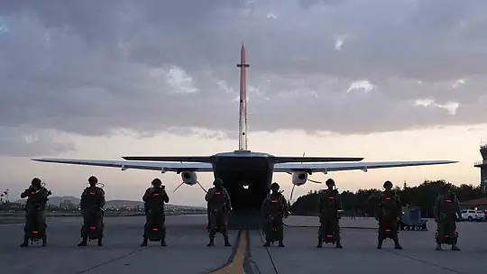 'Erciyes-2025 Tatbikatı' seçkin gözlemci günü gece atlayışı ile başladı