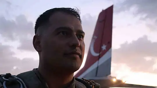 'Erciyes-2025 Tatbikatı' seçkin gözlemci günü gece atlayışı ile başladı