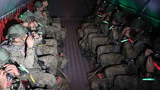 'Erciyes-2025 Tatbikatı' seçkin gözlemci günü gece atlayışı ile başladı