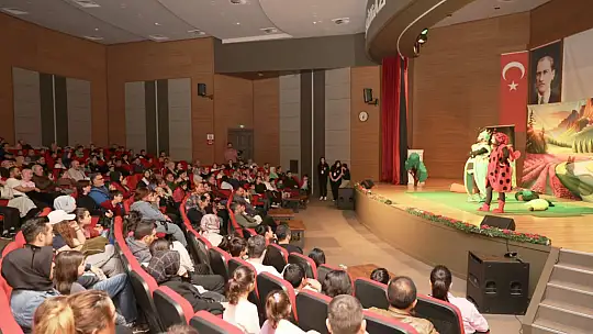 'Ormanlar Kralı Ağustos Böceği' oyunu çocuklarla buluştu