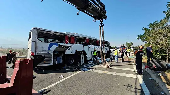 1 kişinin öldüğü 24 kişinin yaralandığı kazada otobüsün enkazı kaldırıldı