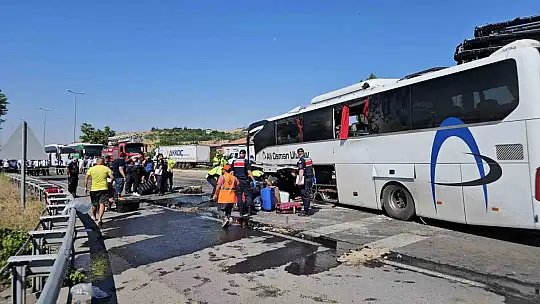 1 kişinin öldüğü 24 kişinin yaralandığı kazada otobüsün enkazı kaldırıldı