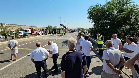 1 kişinin öldüğü 24 kişinin yaralandığı kazada otobüsün enkazı kaldırıldı