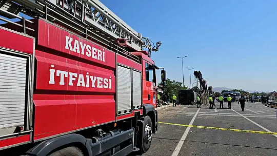 1 kişinin öldüğü 24 kişinin yaralandığı kazada otobüsün enkazı kaldırıldı