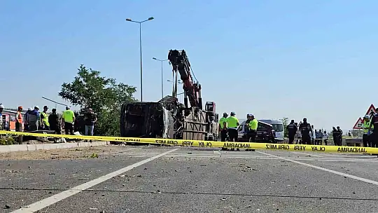 1 kişinin öldüğü 24 kişinin yaralandığı kazada otobüsün enkazı kaldırıldı
