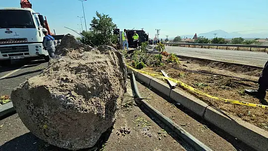 1 kişinin öldüğü 24 kişinin yaralandığı kazada otobüsün enkazı kaldırıldı