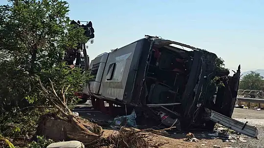 1 kişinin öldüğü 24 kişinin yaralandığı kazada otobüsün enkazı kaldırıldı