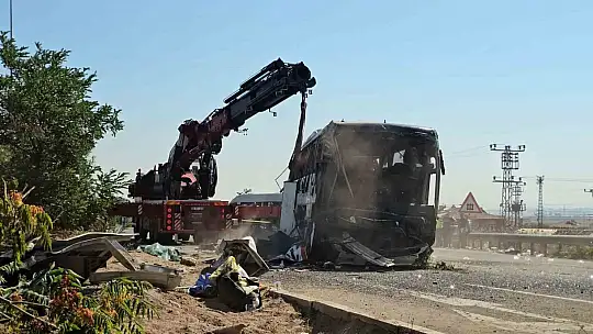 1 kişinin öldüğü 24 kişinin yaralandığı kazada otobüsün enkazı kaldırıldı