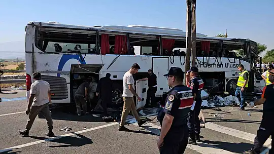 1 kişinin öldüğü 24 kişinin yaralandığı kazada otobüsün enkazı kaldırıldı