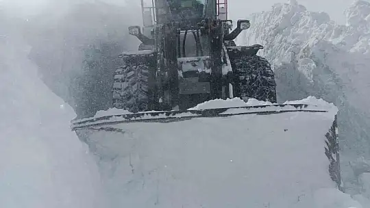 1 metreyi aşan karda yol açma mücadelesi