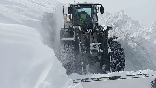 1 metreyi aşan karda yol açma mücadelesi