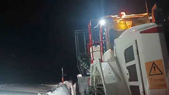 1 metreyi aşan karda yol açma mücadelesi