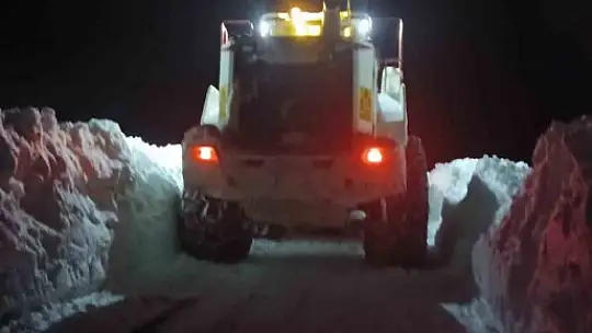 1 metreyi aşan karda yol açma mücadelesi