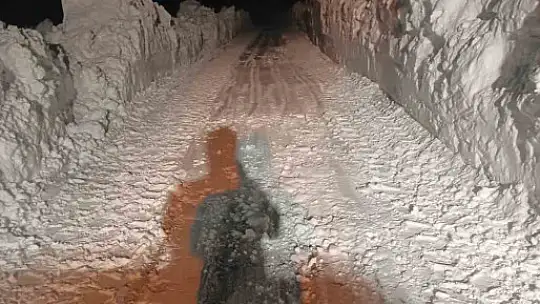 1 metreyi aşan karda yol açma mücadelesi