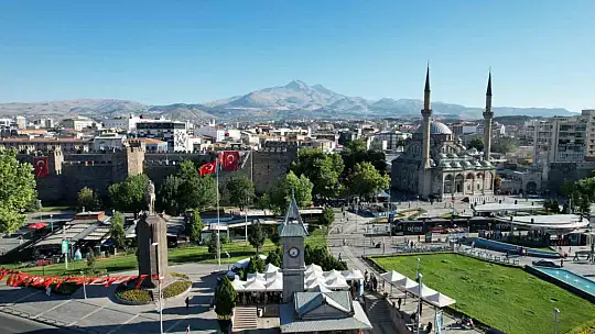 119 yıllık tarihi saat kulesi Avrupalı Türk'lere hizmet verecek