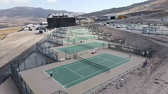 2 bin 300 rakımda uluslararası tenis turnuvası