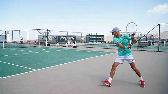 2 bin 300 rakımda uluslararası tenis turnuvası