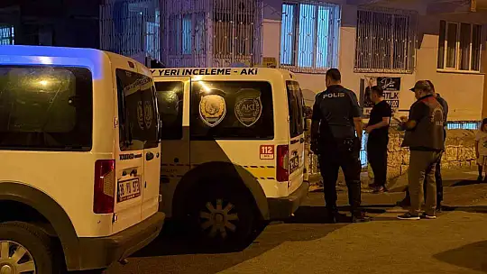 2 yıl önce boşandığı eski karısını bıçakla ağır yaraladı